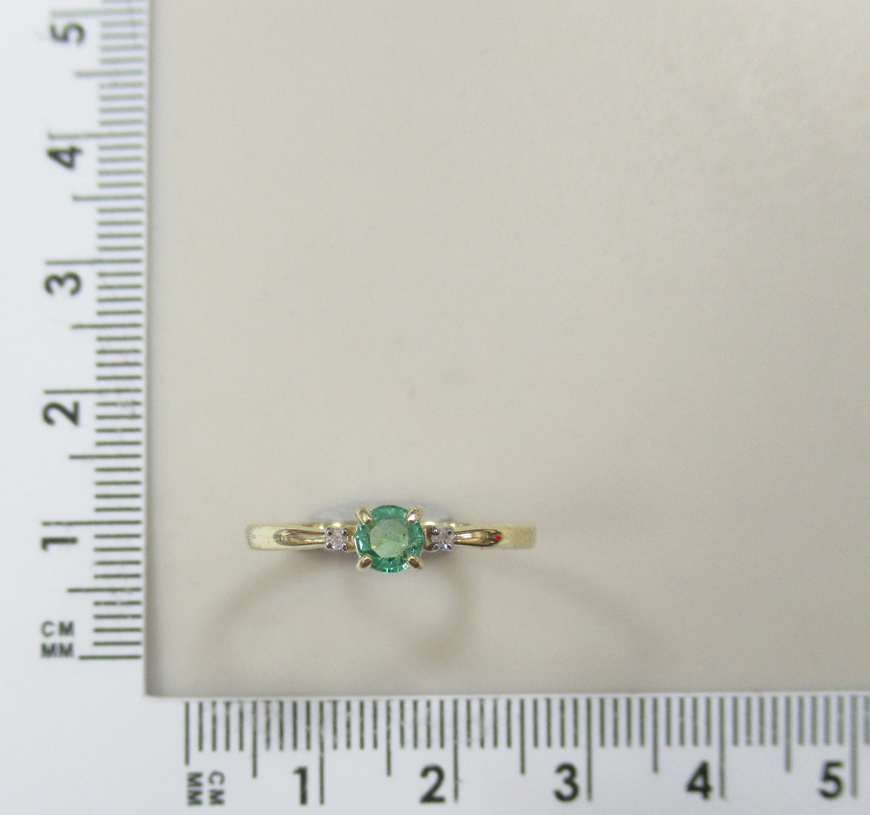 Кольцо из желтого золота с изумрудом